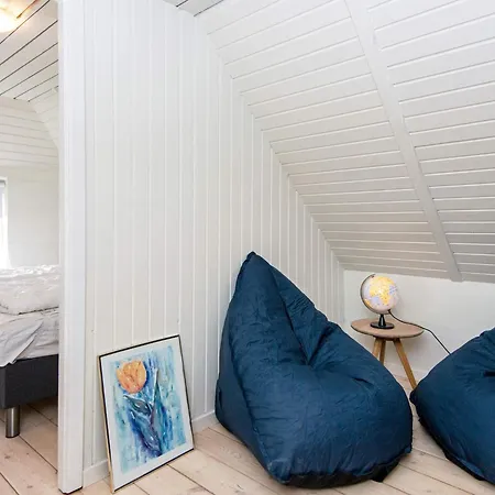 9 Person In Harboore-by Traum